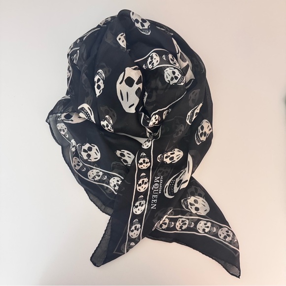 Alexander McQueen Black and White Skull Scarf - Picture 5 of 6